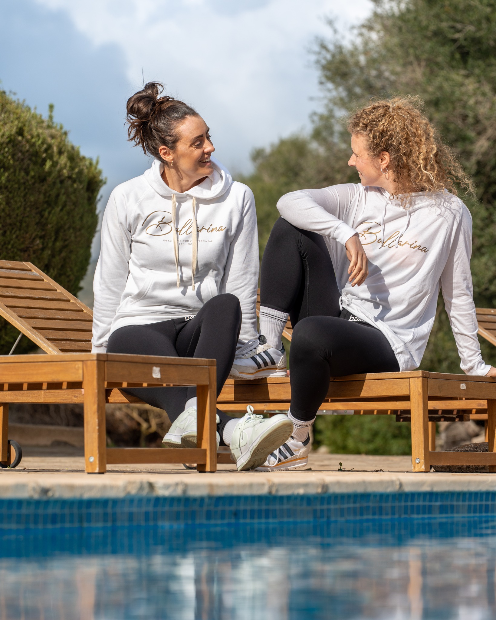 🤍 Einfach clean, einfach schick! 🥰  Unser Hoodie „White Sand“ steht nicht nur Tina und Nora ganz hervorragend, sondern ist jetzt auch im Sale! 🚨

Für deine Spielpausen, zum Relaxen nach dem harten Turniertag am Strand oder einfach zum Chillen! Der ballarina-Hoodie mit kuscheliger dreiteiliger Kapuze, Kängurutasche und großem “ballarina”-Logo zeigt, für welchen Sport dein Herz schlägt! 🏐